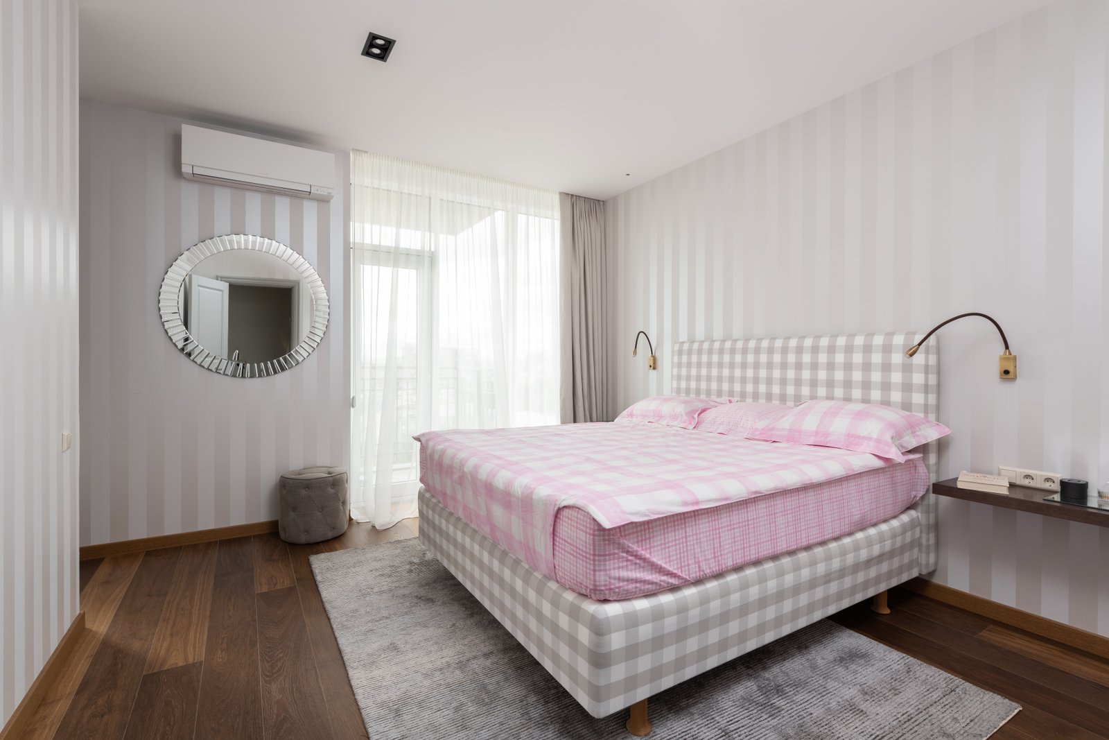 Quarto claro e organizado com cama, usado como ambientação editorial